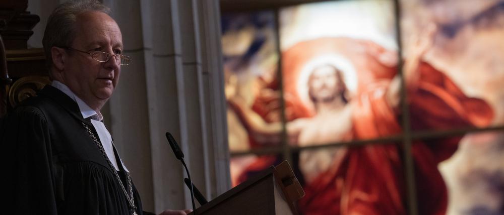 Christian Stäblein, Bischof der Evangelischen Kirche Berlin-Brandenburg-schlesische Oberlausitz, spricht während des Gottesdiensts zum Ostersonntag im Berliner Dom.