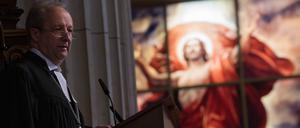 Christian Stäblein, Bischof der Evangelischen Kirche Berlin-Brandenburg-schlesische Oberlausitz, spricht während des Gottesdiensts zum Ostersonntag im Berliner Dom.