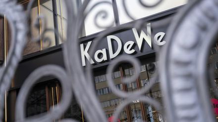 Vor einem Eingang vom KaDeWe ist vor Ladenöffnung ein Gitter. (Archiv)