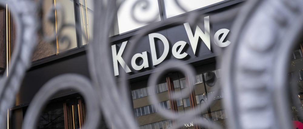 Vor einem Eingang vom KaDeWe ist vor Ladenöffnung ein Gitter. (Archiv)