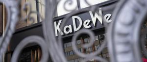 Vor einem Eingang vom KaDeWe ist vor Ladenöffnung ein Gitter. (Archiv)