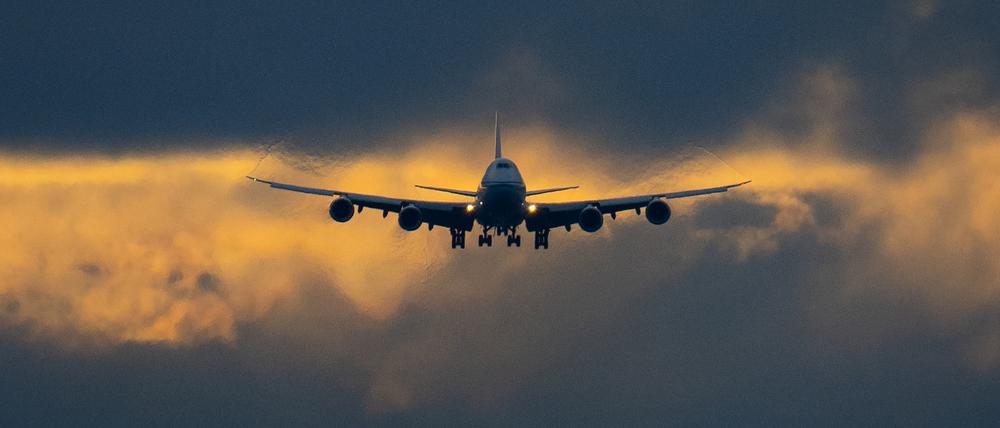 Eine Boeing 747 setzt im letzten Tageslicht auf dem Flughafen Frankfurt zur Landung an.
