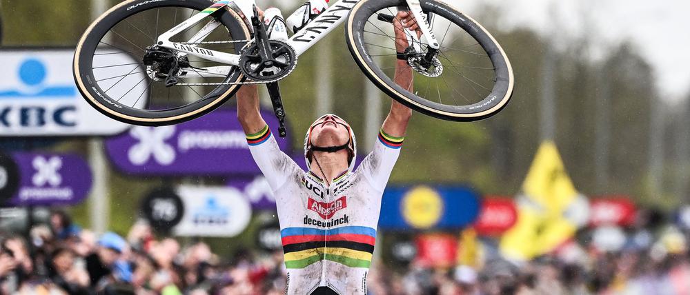 Hoch damit. Mathieu van der Poel feiert seinen Sieg.
