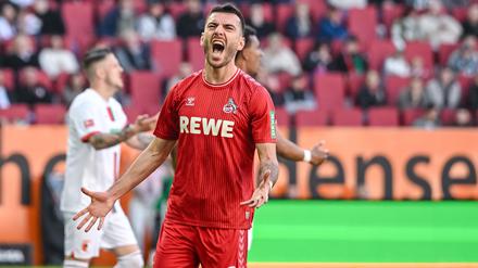 Oh, Mann. Kölns Sargis Adamyan reagiert unzufrieden.