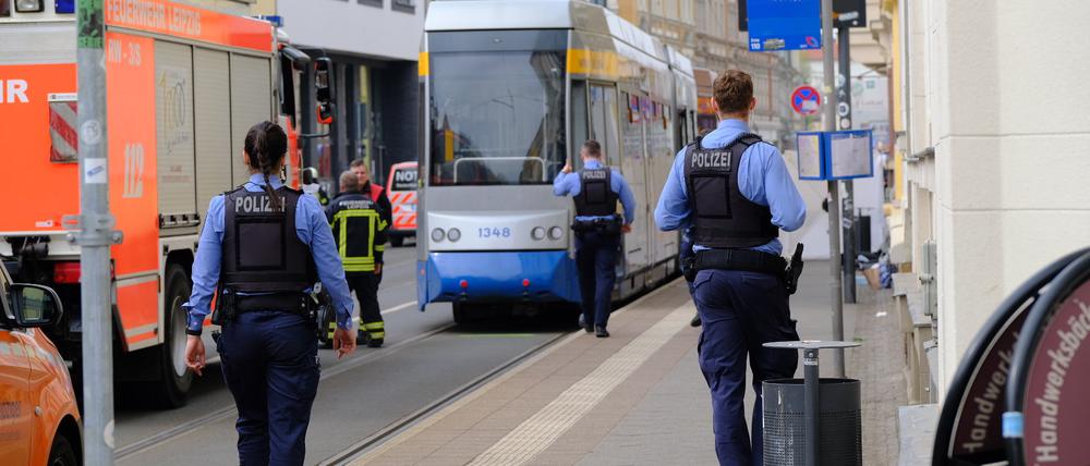 Einsatzkräfte der Polizei und Feuerwehr arbeiten nach einem Unfall an der Haltestelle Diakonissenhaus in der Georg-Schwarz-Straße in Leipzig-Leutzsch.