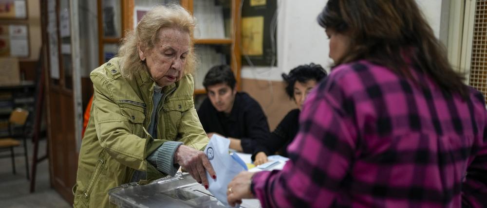 Eine Frau wählt in einem Wahllokal in Istanbul für die Kommunalwahl. 