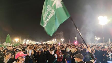 Kiffer feiern mit einem Smoke In die teilweise Legalisierung von Cannabis: Mehrere Hundert Personen haben sich versammelt, um sich kurz nach Mitternacht einen Joint anzustecken.