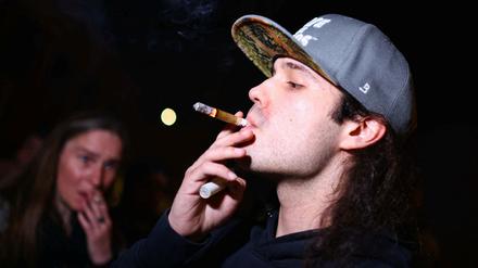 Das Rauchen von Marihuana oder Haschisch ist seit Mitternacht erlaubt. Wo es nicht explizit verboten ist, darf gekifft werden.