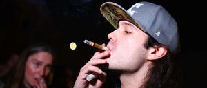 Das Rauchen von Marihuana oder Haschisch ist seit Mitternacht erlaubt. Wo es nicht explizit verboten ist, darf gekifft werden.