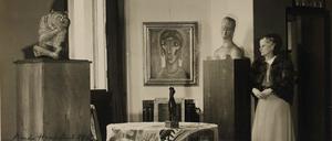 Hanna Bekker vom Rath 1946 mit Teilen ihrer Sammlung, darunter der antike chinesische Flussgeist, ein Bildnis von Alexej von Jawlensky, die gewebte Tischdecke von Ida Kerkovius mit einer Kleinskulptur von Alexander Archipenko darauf und eine Büste von Wilhelm Lehmbruck. 