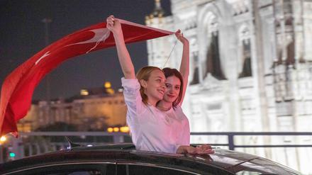 Anhänger der oppositionellen CHP feiern in Istanbul nach der Kommunalwahl.