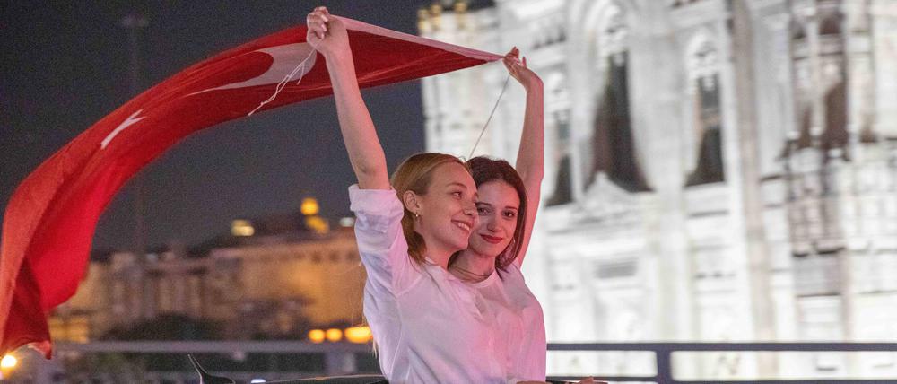 Anhänger der oppositionellen CHP feiern in Istanbul nach der Kommunalwahl.