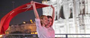 Anhänger der oppositionellen CHP feiern in Istanbul nach der Kommunalwahl.