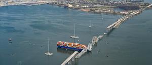 In der vergangenen Woche hatte ein Containerschiff einen Stützpfeiler der Francis Scott Key Bridge gerammt und die mehr als 2,5 Kilometer lange Autobahnbrücke so zum Einsturz gebracht. 