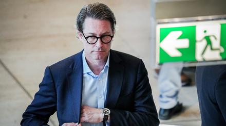 Andreas Scheuer, CSU-Bundestagsabgeordneter und ehemaliger Bundesverkehrsminister, kommt am Rande der Sitzung des Bundestags zu einer Abstimmung.