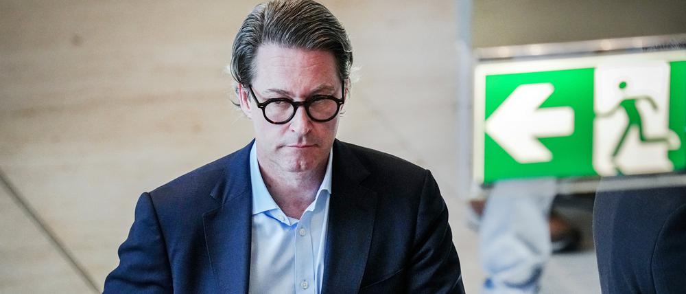 Andreas Scheuer, CSU-Bundestagsabgeordneter und ehemaliger Bundesverkehrsminister, kommt am Rande der Sitzung des Bundestags zu einer Abstimmung.