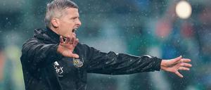 Das wird eine nasse Angelegenheit. Saarbrückens Trainer Rüdiger Ziehl im Regen.