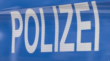 Der Schriftzug ·Polizei· ist auf einem Streifenwagen zu lesen.