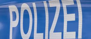 Der Schriftzug ·Polizei· ist auf einem Streifenwagen zu lesen.