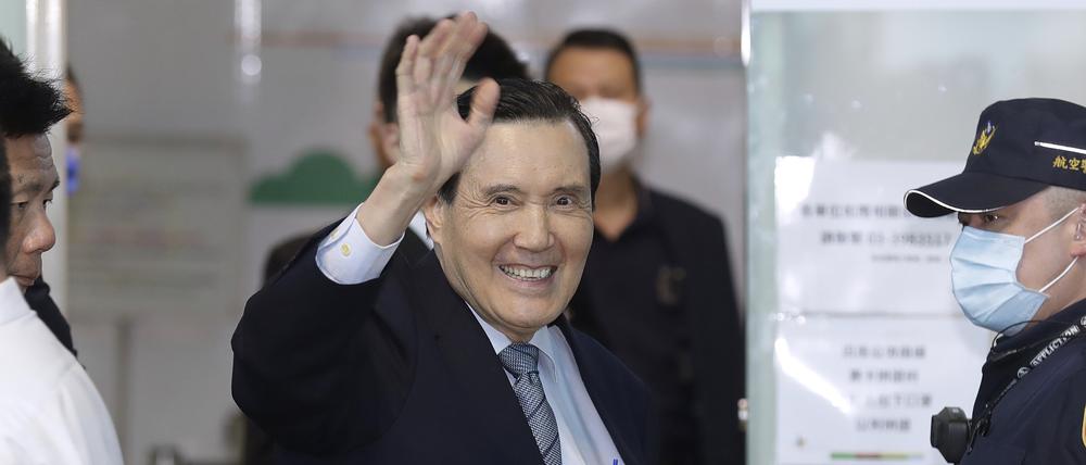 Der ehemalige taiwanesische Präsident Ma Ying-jeou winkt bei seiner Abreise nach China am internationalen Flughafen Taoyuan in Taoyuan City.