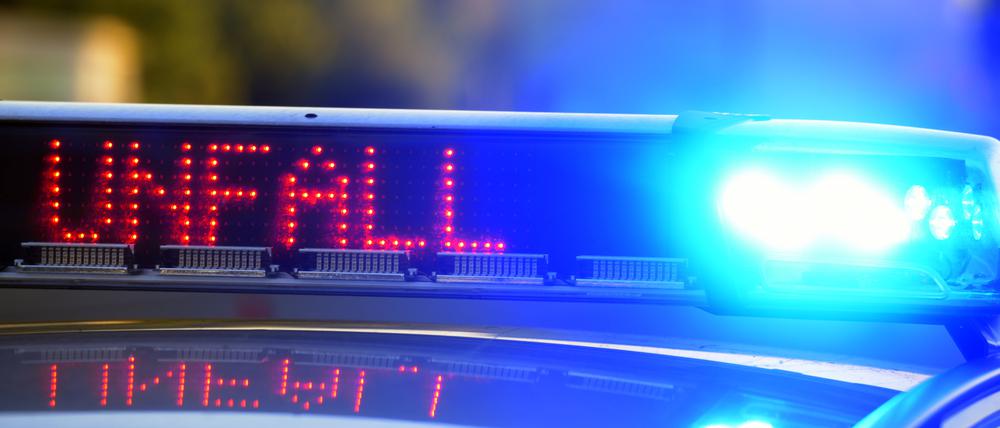 Auf einem Polizeifahrzeug warnt eine Leuchtschrift vor einer Unfallstelle. (Symbolbild)