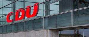 Unbekannte haben mehrere Einträge zur CDU im Internet-Kartendienst Google Maps gegendert.