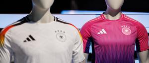 ARCHIV - 13.03.2024, Bayern, Herzogenaurach: Die offiziellen Trikots der deutschen Fußball-Nationalmannschaft für die kommende Fußball-Europameisterschaft 2024 (UEFA EURO 2024) sind am Sitz des Sportartikelherstellers adidas AG zu sehen. Adidas reagiert auf Kritik an einer Rückennummer.