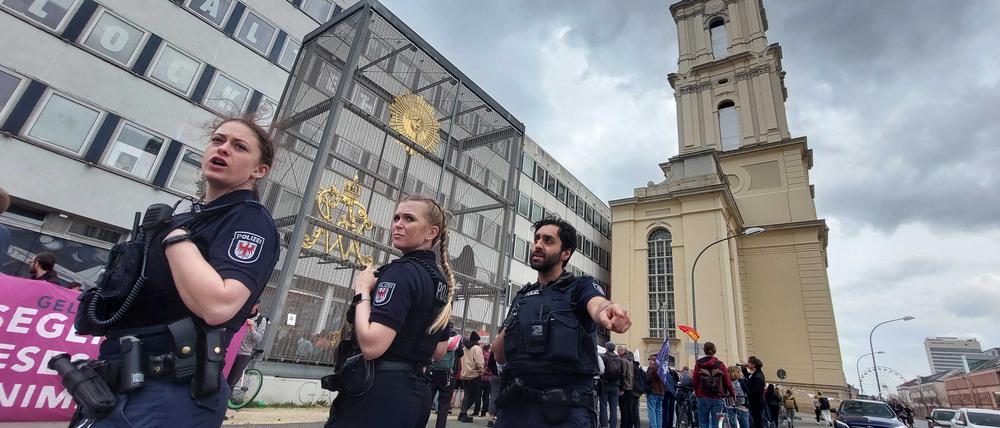 Polizeischutz bei der Eröffnung der Kapelle des Garnisonkirchturms.