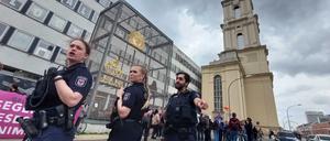 Polizeischutz bei der Eröffnung der Kapelle des Garnisonkirchturms.