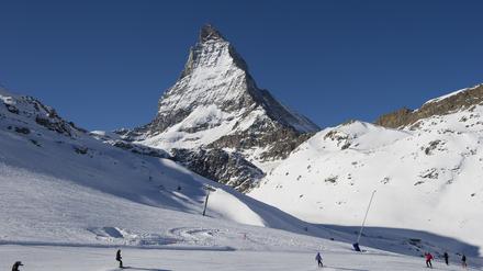 Skifahrer fahren die Pisten am Riffelberg mit dem Matterhorn im Hintergrund hinunter. Eine Lawine soll am Montag in Zermatt in der Schweiz mehrere Menschen mitgerissen haben.