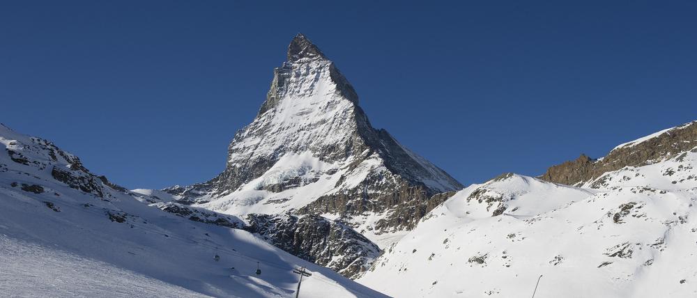 Skifahrer fahren die Pisten am Riffelberg mit dem Matterhorn im Hintergrund hinunter. Eine Lawine soll am Montag in Zermatt in der Schweiz mehrere Menschen mitgerissen haben.