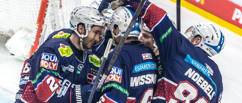 Der erste Streich. Berlins Kai Wissmann (Mitte) jubelt mit seinen Mannschaftskollegen nach seinem Treffer zum 1:0.