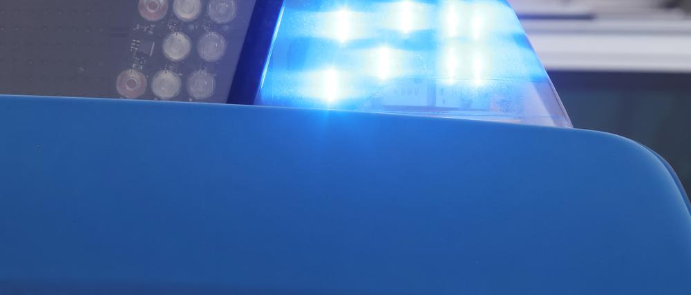 ARCHIV - 16.01.2024, Thüringen, Jena: Das blinkende Blaulicht an einem Dienstauto der Polizei. (zu dpa: «Reifen zerstochen: Mann hindert betrunkene Autofahrer an Weiterfahrt») Foto: Bodo Schackow/dpa +++ dpa-Bildfunk +++