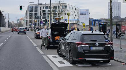 Verboten: Weiterhin missbrauchen Uber-Fahrer die Busspur vorm Hauptbahnhofin