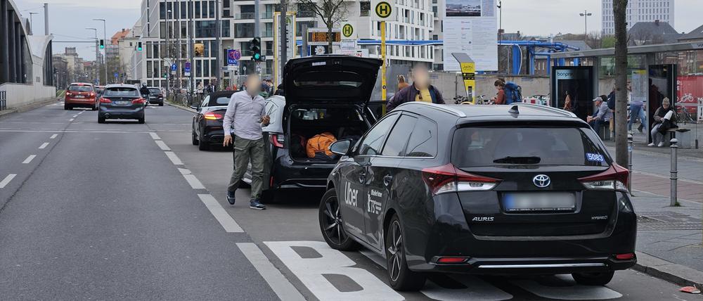 Verboten: Weiterhin missbrauchen Uber-Fahrer die Busspur vorm Hauptbahnhofin