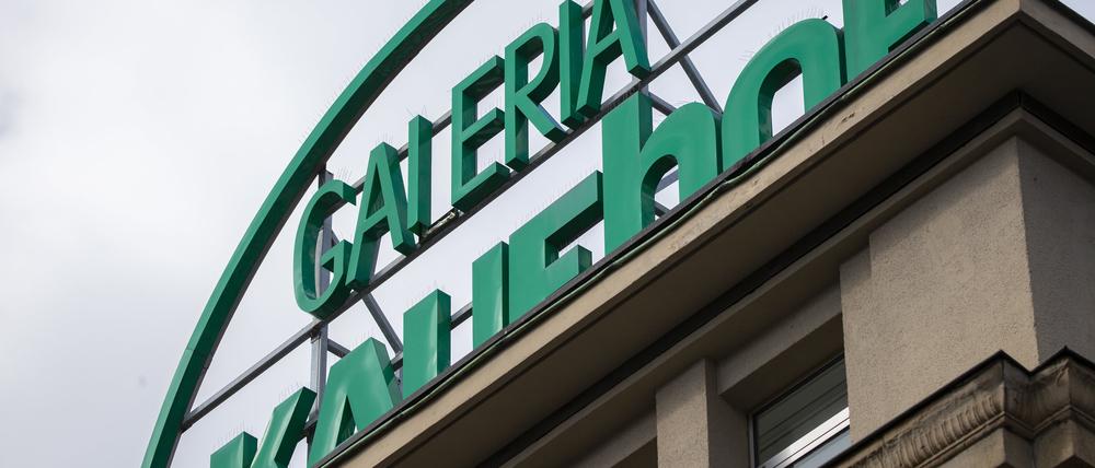 Das Logo einer Kaufhof-Filiale am Vormittag.
