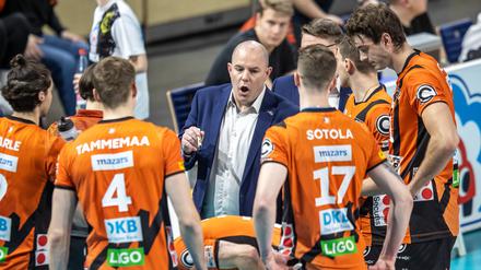 Trainer Joel Banks (Mitte) steht mit den BR Volleys vor dem Einzug in sein erstes Finale.
