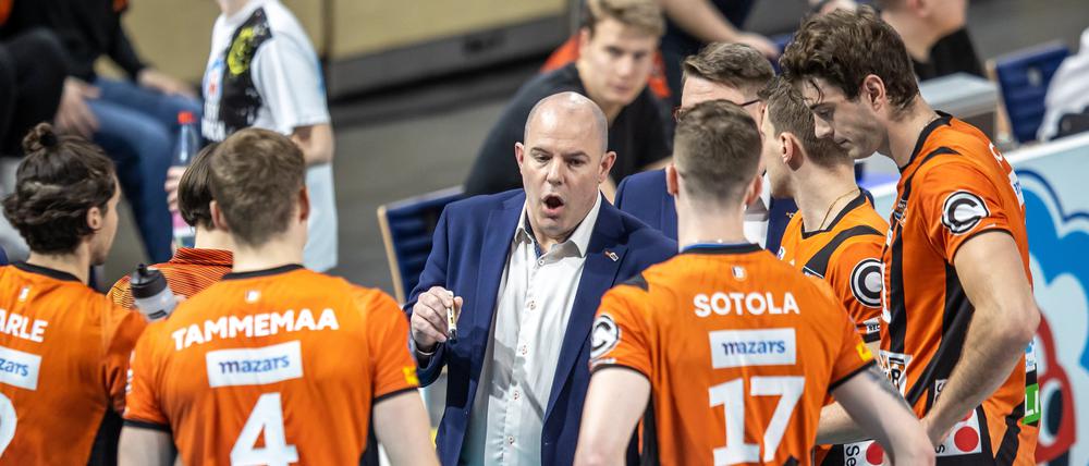Trainer Joel Banks (Mitte) steht mit den BR Volleys vor dem Einzug in sein erstes Finale.