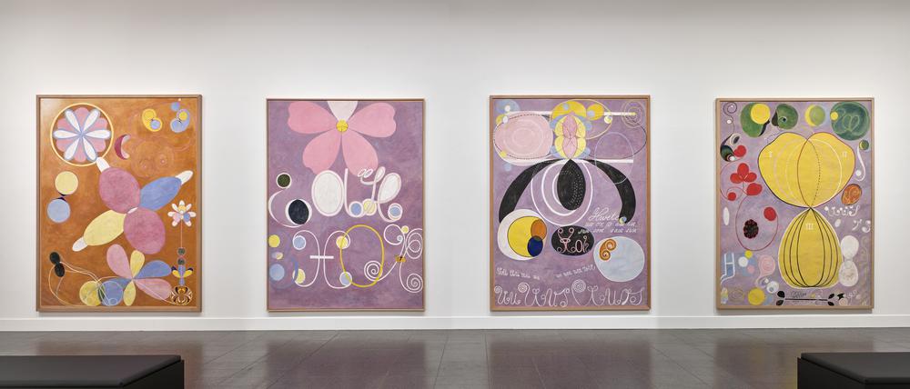 Blick in die Ausstellung „Hilma af Klint und Wasssily Kandinsky, Träume von der Zukunft“ mit vier Gemälden von Hilma af Klint.