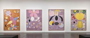 Blick in die Ausstellung „Hilma af Klint und Wasssily Kandinsky, Träume von der Zukunft“ mit vier Gemälden von Hilma af Klint.