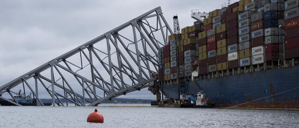 Die Dali, ein riesiges Containerschiff aus Singapur, liegt immer noch inmitten der Trümmer und des Einsturzes der Francis Scott Key Bridge im Hafen von Baltimore.