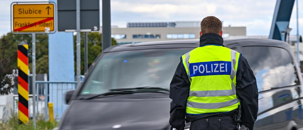 Die Bundespolizei kontrolliert den Einreiseverkehr am deutsch-polnischen Grenzübergang Stadtbrücke zwischen Frankfurt (Oder) und Slubice.