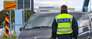 Die Bundespolizei kontrolliert den Einreiseverkehr am deutsch-polnischen Grenzübergang Stadtbrücke zwischen Frankfurt (Oder) und Slubice. 