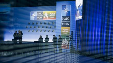 Das Logo der NATO spiegelt sich beim NATO-Gipfel im litauischen Vilnius in einer Scheibe. 