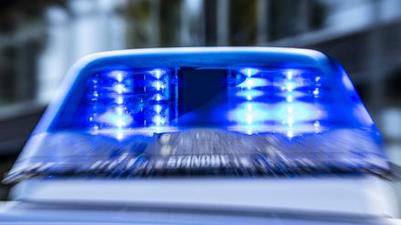 Das Blaulicht an einem Polizeiwagen ist eingeschaltet. (Symbolbild)