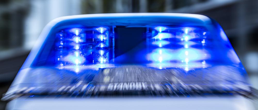 Das Blaulicht an einem Polizeiwagen ist eingeschaltet. (Symbolbild)