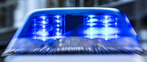 Das Blaulicht an einem Polizeiwagen ist eingeschaltet. (Symbolbild)