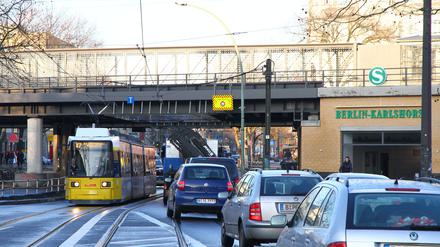 Brücke in der Treskowallee am Bahnhof in Berlin-Karlshorst: der Verkehr zwängt sich duch ein zwei-spuriges Nadelöhr. Foto: Thilo Rückeis