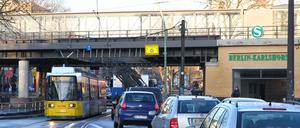 Brücke in der Treskowallee am Bahnhof in Berlin-Karlshorst: der Verkehr zwängt sich duch ein zwei-spuriges Nadelöhr. Foto: Thilo Rückeis