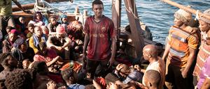 Der furchtlose Seydou (Seydou Sarr, stehend mitte) übernimmt in dem Flüchtlingsboot das Ruder. 